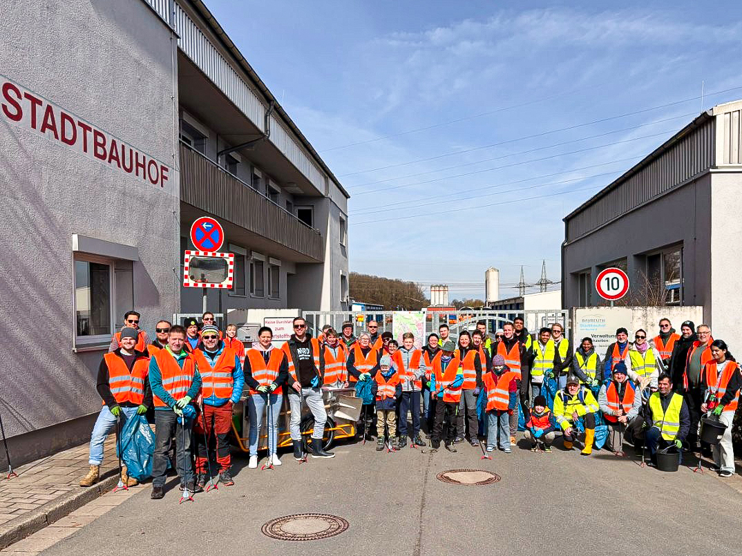 Zahlreiche Bürgerinnen und Bürger aus Bayreuth trafen sich am vergangenen Samstag am Stadtbauhof, um sich an der Müllsammelaktion „Mein Main soll sauber sein!“ zu beteiligen. Foto: Stadtbauhof Bayreuth