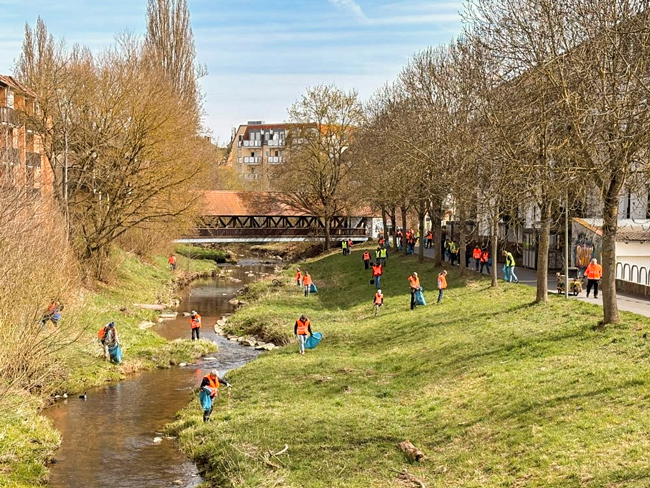 Besonders an den Gewässern wie hier an der Mistel fanden die Müllsammlerinnen und Müllsammler jede Menge Abfall. Foto: Stadt Bayreuth