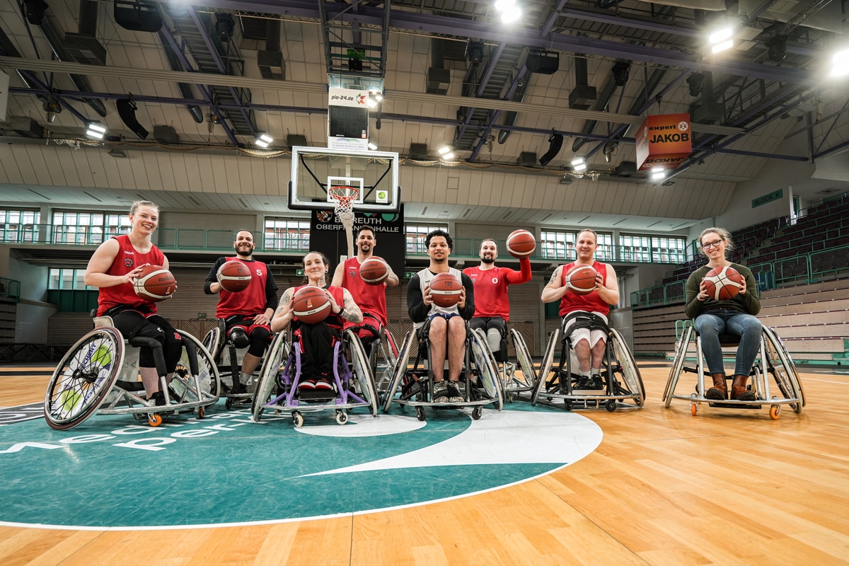 Rollstuhlbasketballer präsentieren Basketbälle in der Oberfrankenhalle. Foto: Stadt Bayreuth