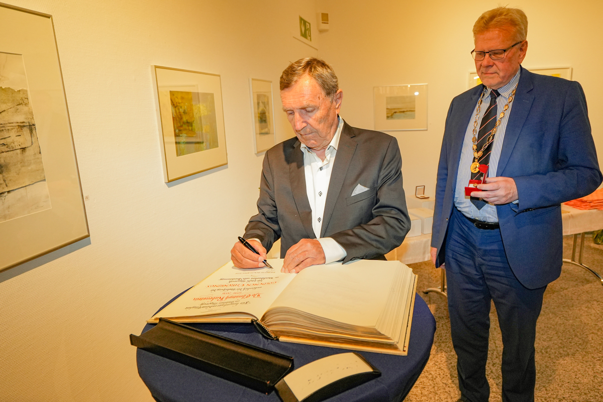 Für sein 30 Jahre währendes kommunalpolitisches Engagement im Stadtrat der Stadt Bayreuth ist Dr. Christoph Rabenstein mit dem Goldenen Ehrenring, einem Eintrag ins Goldene Buch und dem Titel „Altstadtrat“ geehrt worden. Foto: Stadt Bayreuth