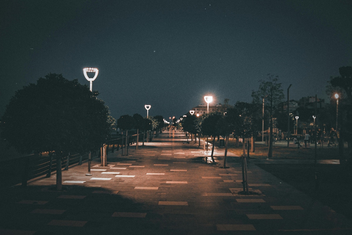 Ein von Laternen schwach beleuchtete Straße bei Nacht. Foto: Pexels Aysegul Aytor
