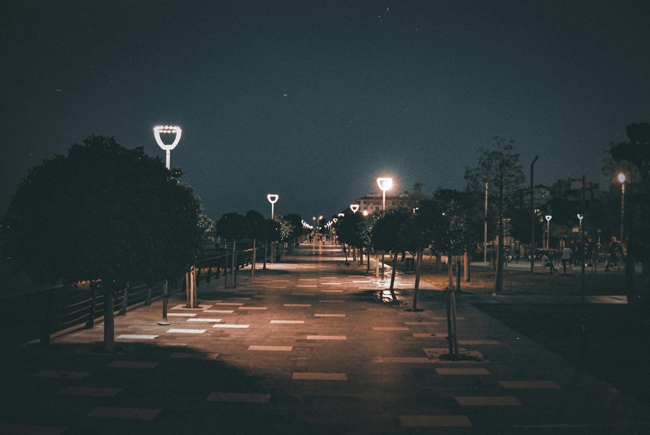 Ein von Laternen schwach beleuchtete Straße bei Nacht. Foto: Pexels Aysegul Aytor