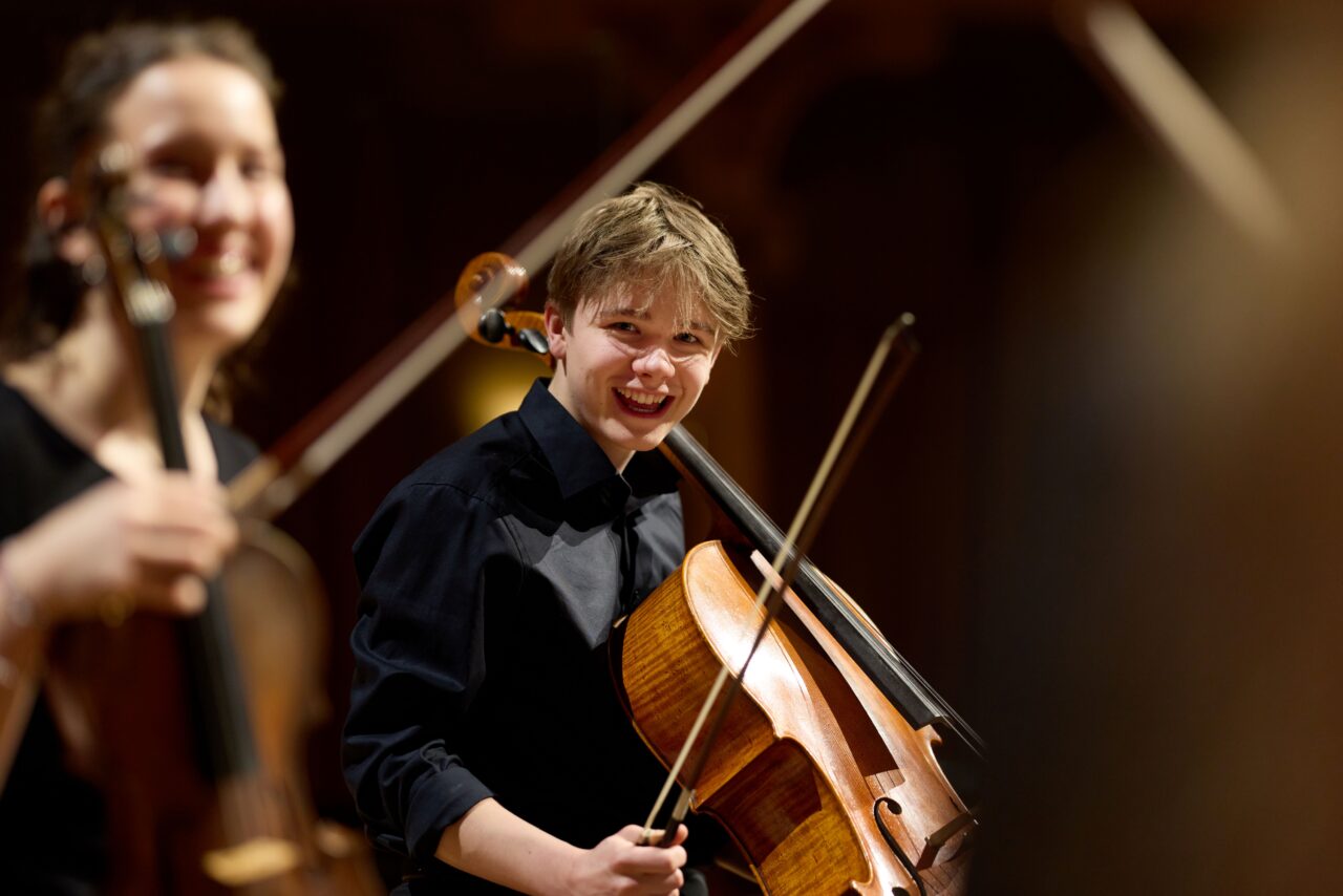 Zwei junge Musiker mit Streichinstrumenten. Foto: Oliver Borchert