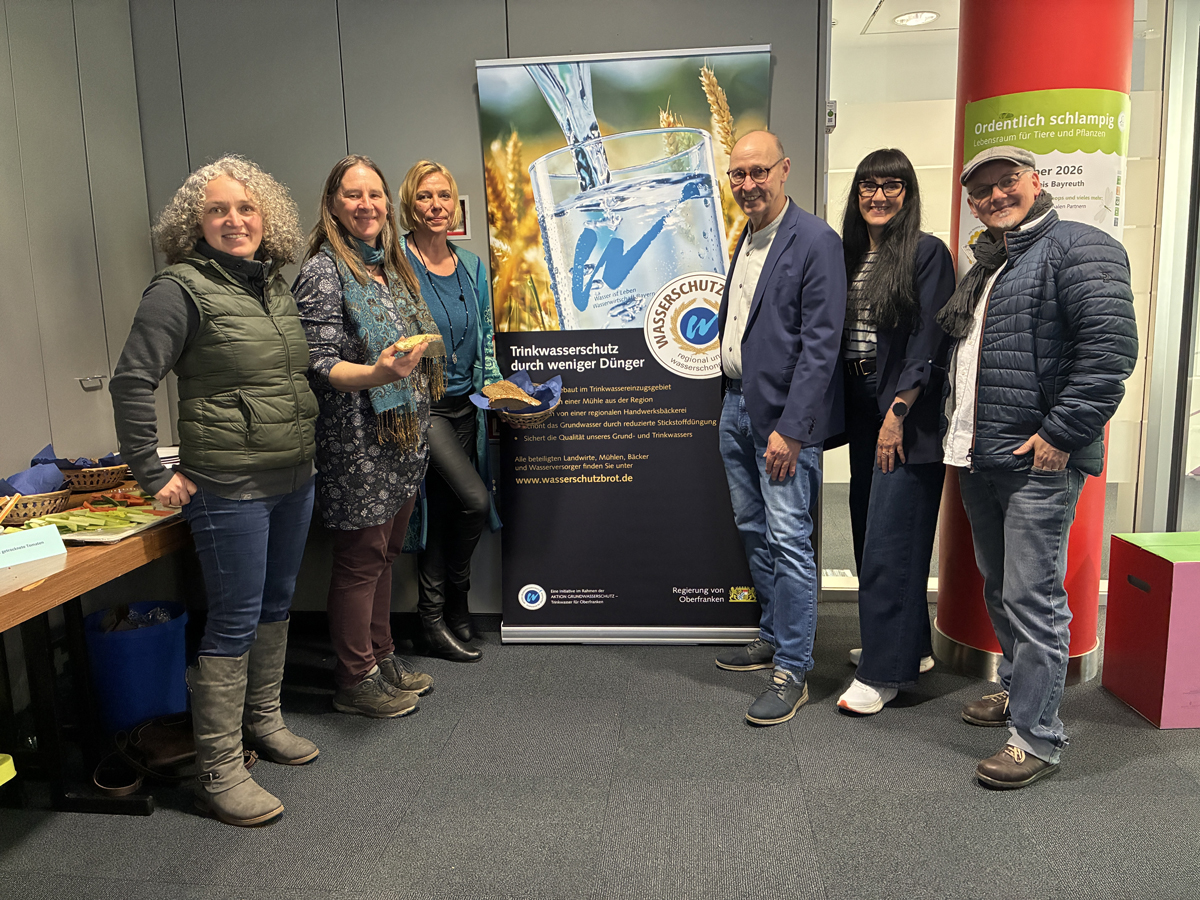 Sie freuten sich über gelungene Veranstaltungen und großes Interesse am Wassermonat März: (v. li.) Dr. Adriane Lochner (Umweltjournalistin), Dr. Anne Schmidt (Flussparadies Franken e. V.), Eva Rundholz (Region Bayreuth), Manfred Neumeister (Stellvertreter des Landrates, Landkreis Bayreuth), Monika Pellkofer (Region Bayreuth) und Jan-Dirk Müller-Esdohr (Fotograf/ Ausstellung Wasserwelten). Foto: Landkreis Bayreuth