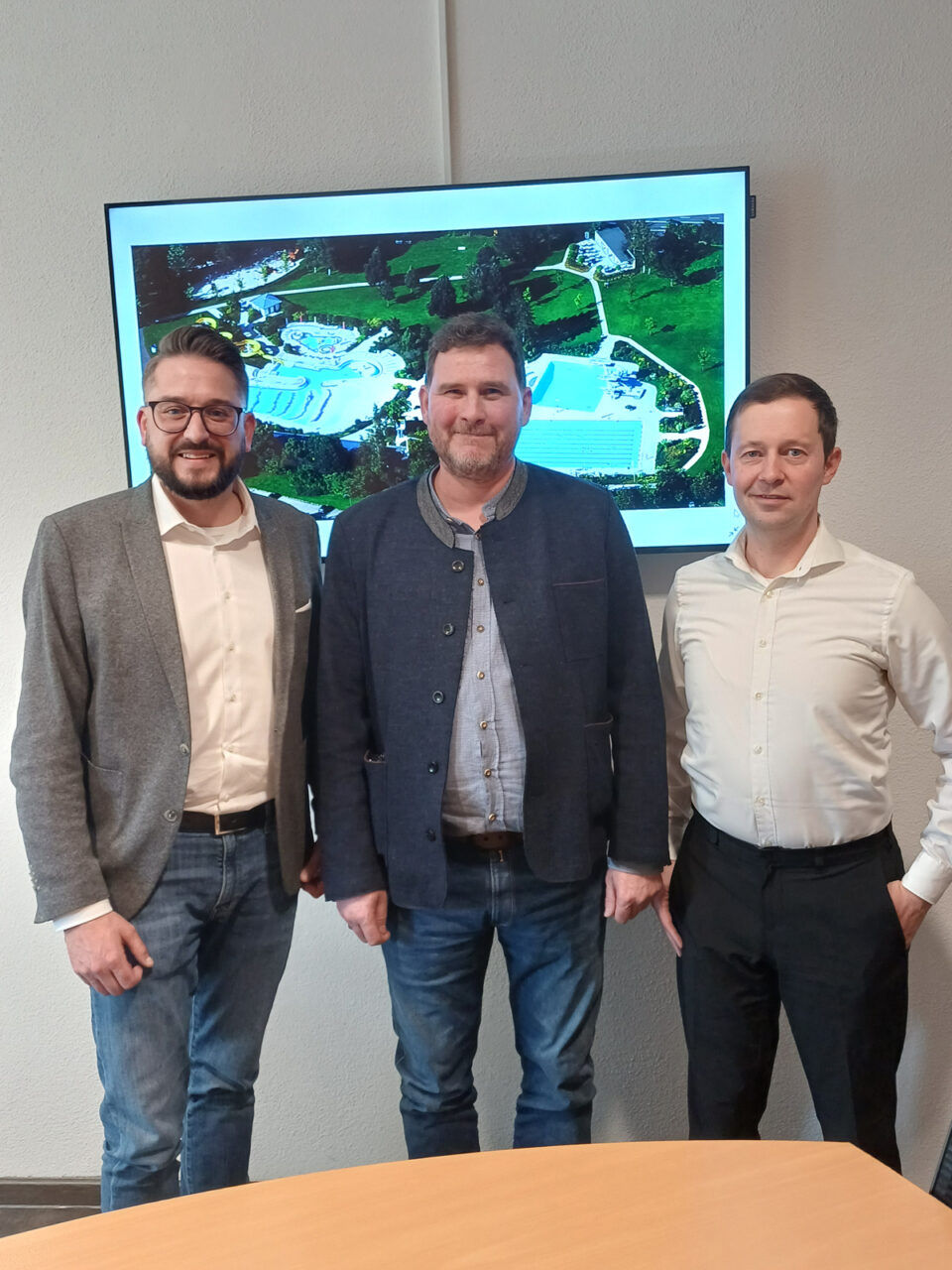 Können den Saisonstart des Kreuzer kaum erwarten: (v. li) Benjamin Beyer (Bäderleiter Stadtwerke Bayreuth), Jörg Haller (Pächter Bistro Kreuzsteinbad) und Markus Rützel (Geschäftsführer Stadtwerke Bayreuth). Foto: Stadtwerke Bayreuth