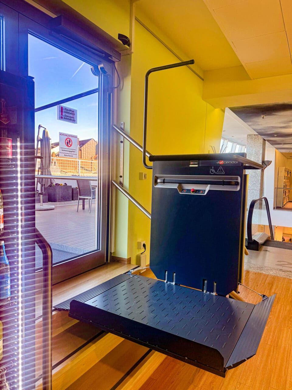 Dank des Plattformlifts gibt es ab sofort barrierefreien Zugang zur Dachterrasse. Foto: RW21 Stadtbibliothek