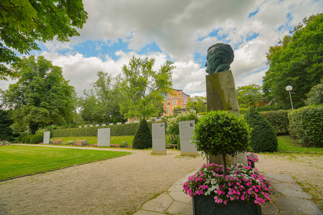 Arno Brekers Büste von Richard Wagner im Festspielpark. Im Hintergrund ist das Festspielhaus zu erkennen. Foto: Stadt Bayreuth