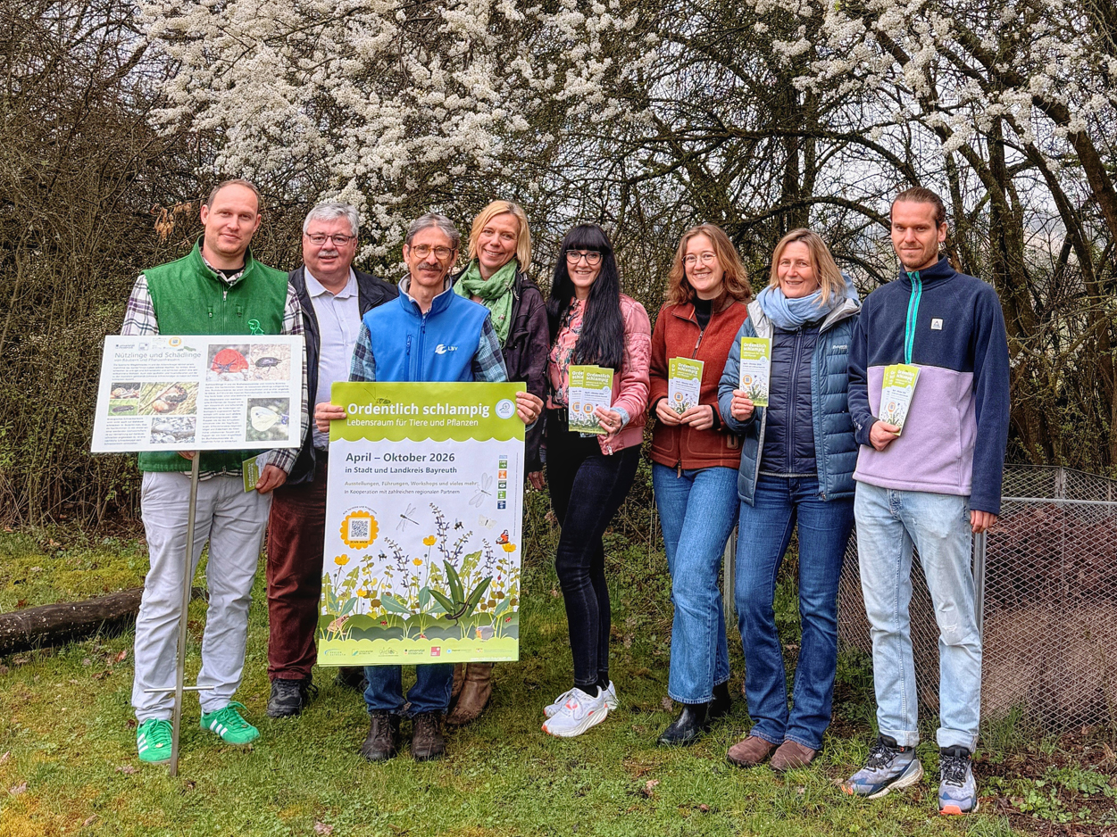 Eine Gruppe von Personen hält Veranstaltungsplakate in den Händen. | Foto: Ladkreis Bayreuth