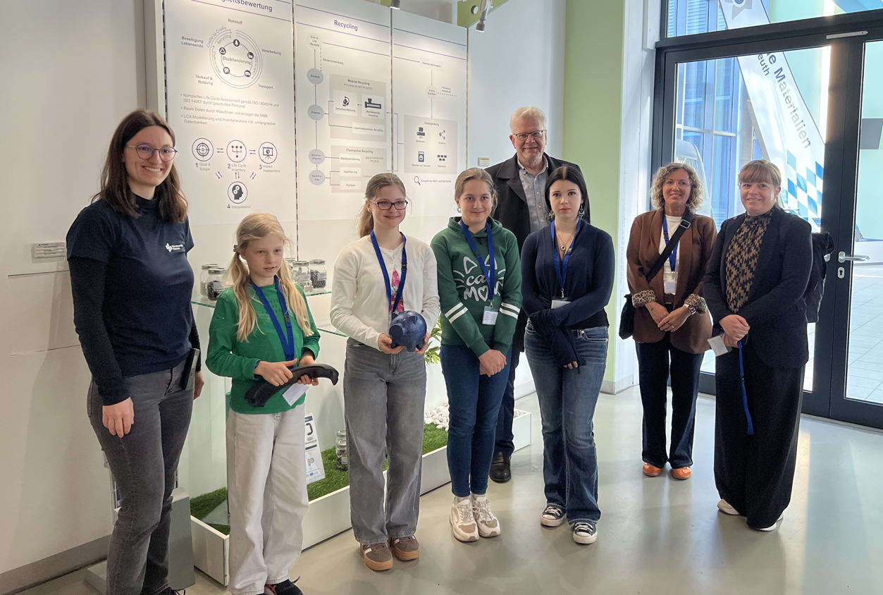 Eine Gruppe von Personen steht im Eingangsbereich einer Firma. | Foto: Stadt Bayreuth