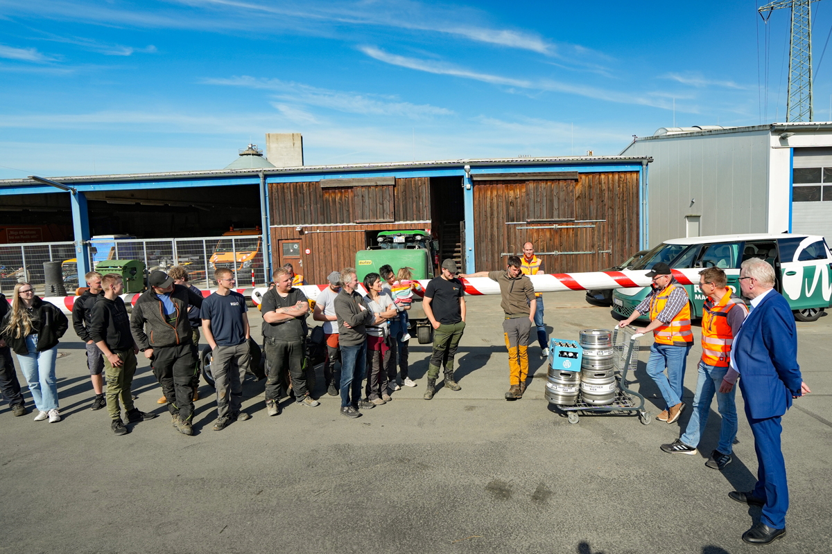 Oberbürgermeister Thomas Ebersberger bei der Rückgabe des Maibaums durch die Maibaum-Diebe im Bauhof. Foto: Stadt Bayreuth