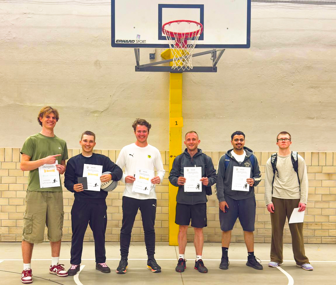 Sechs junge Männer stehen unter einem Basketballkorb. | Foto: Stadt Bayreuth