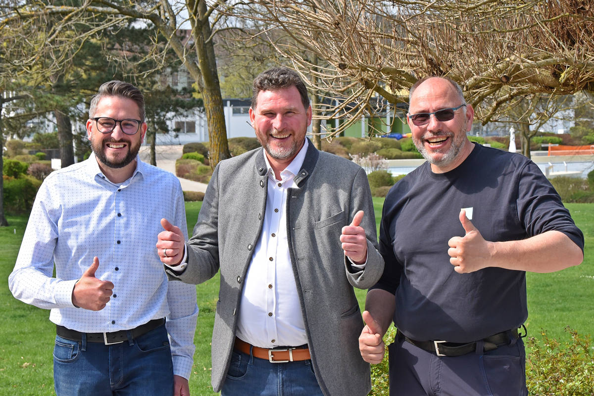 Drei Männer recken ihren Daumen hoch. | Foto: Stadtwerke Bayreuth
