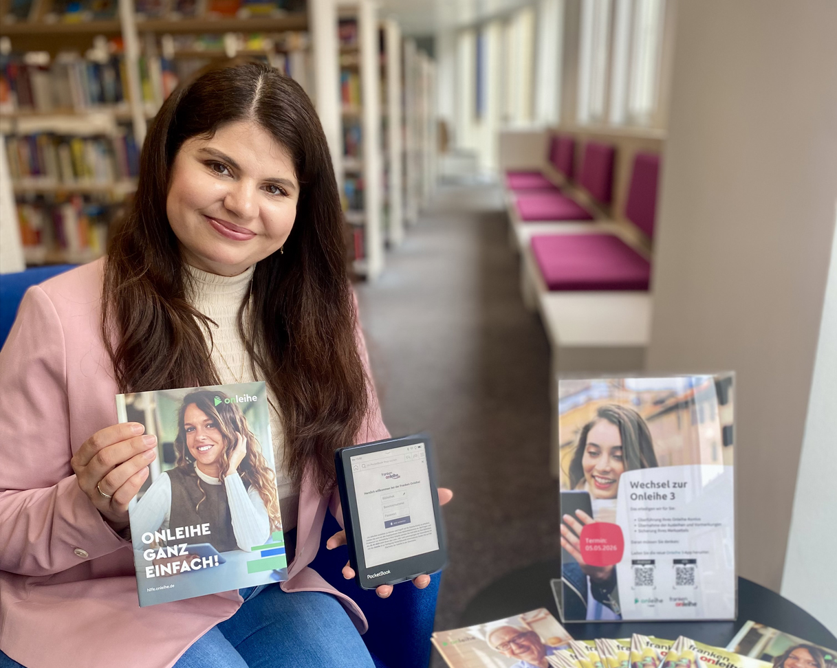Eine junge Frau hält eine Broschüre in der Hand. | Foto: Stadtbibliothek Bayreuth