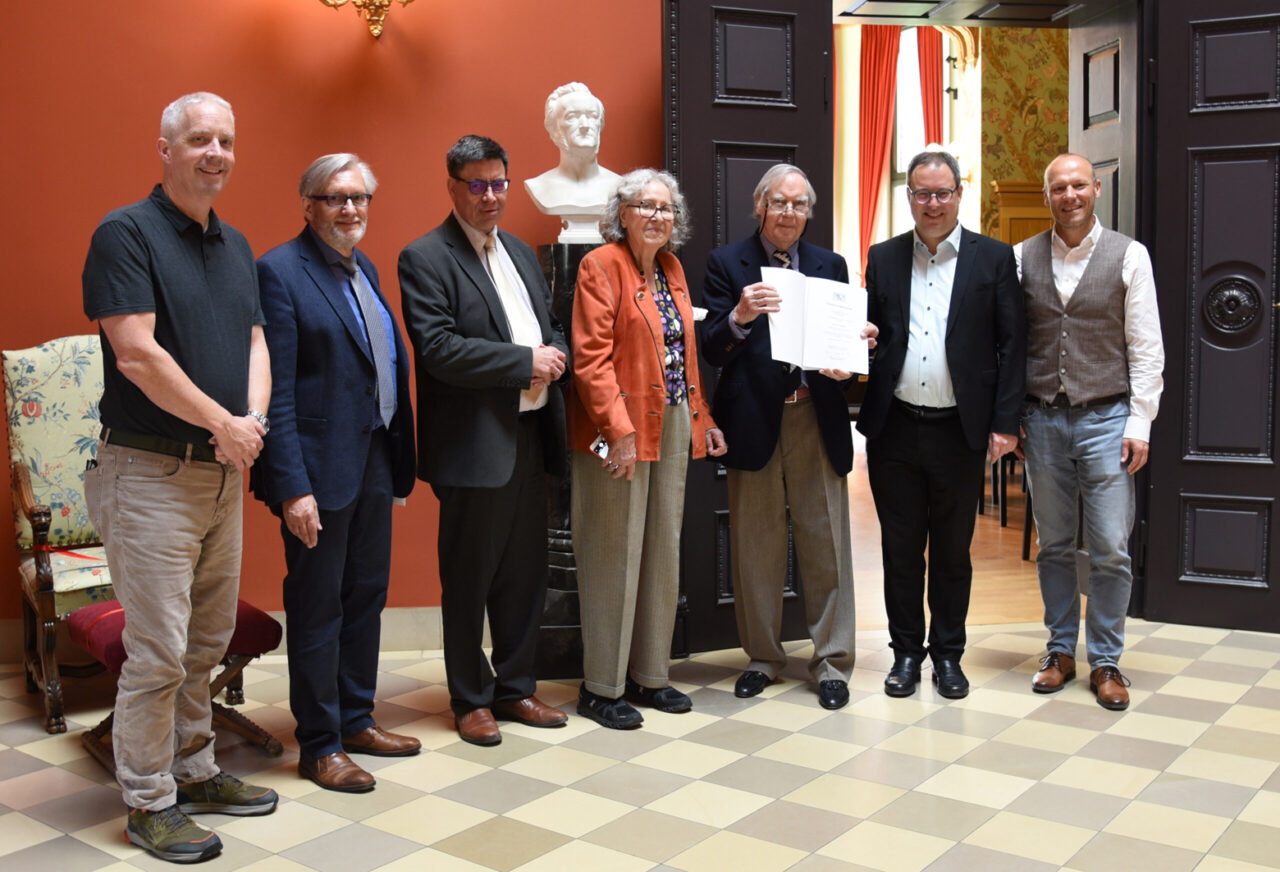 Mehrere Personen stehen in der Halle des Richard Wagner Museums Bayreuth. | Foto:: Richard Wagner Museum Bayreuth