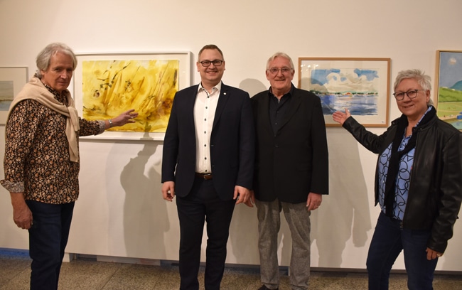 In der Ausstellungshalle des Neuen Rathauses ist ab sofort bis Ende April die Ausstellung „Farben im Dialog“ zu sehen. Sie zeigt Arbeiten des französischen Künstlers Patrick Amorsi (li.) und der bekannten Bayreuther Künstlerin Margit Rehner, die bei der Ausstellungseröffnung von 3. Bürgermeister Stefan Schuh und dem Ehrenvorsitzenden der Deutsch-Französischen Gesellschaft, Peter Schmidt (2. v. re.), vorgestellt worden sind. | Foto: Andreas Türk