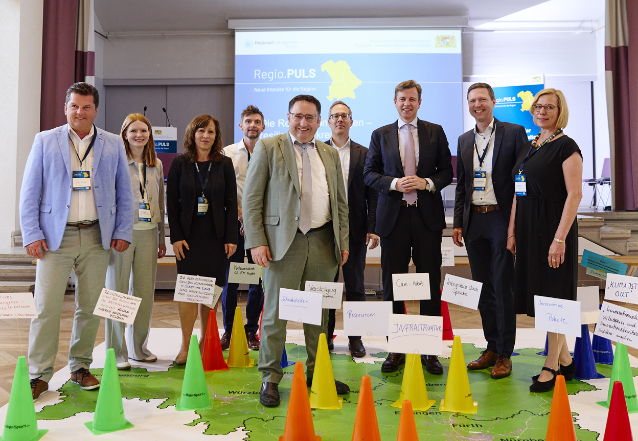 Mehrere Personen stehen hinter einem Konferenztisch. | Foto: STMWI / M. Gellert