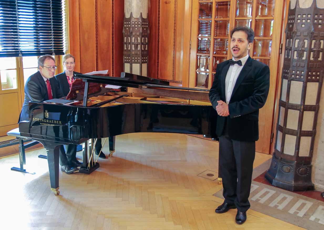 Ein Mann begleitet am Flügel einen Sänger. | Foto: Regierung von Oberfranken