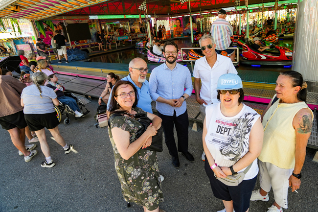 Oberbürgermeister Dr. Andreas Zippel ließ es sich nicht nehmen, gemeinsam mit der Behindertenbeauftragten der Stadt Bayreuth, Bettina Wurzel, dem 1. Vorsitzenden des Behindertenbeirats, Reinhold Richter, und dem Geschäftsführer der Bayreuth Tourismus & Marketing GmbH (BMTG), Dr. Manuel Becher, am Aktionstag das Volksfest zu besuchen und mit den Gästen ins Gespräch zu kommen.