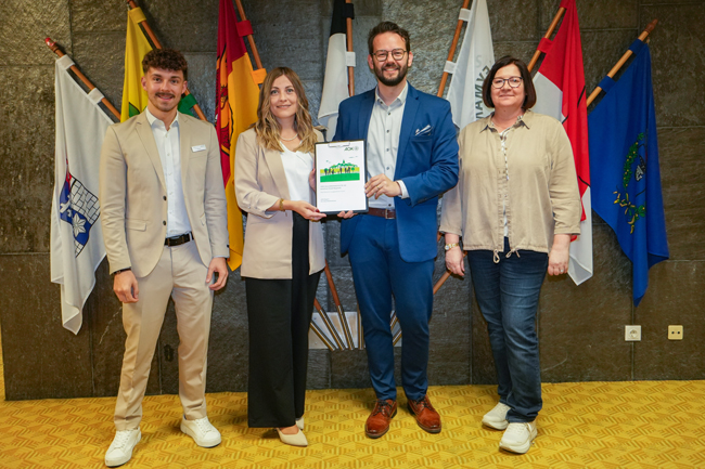 Die Direktorin der AOK-Direktion Bayreuth-Kulmbach, Melanie Heinlein-Lodes (2. v. li.), hat gemeinsam mit Jonas Hofmann (AOK-Direktion Bayreuth-Kulmbach, li.) dem Haupt- und Finanzausschuss des Stadtrats Bayreuth im Beisein von Oberbürgermeister Dr. Andreas Zippel und Sozialreferentin Manuela Brozat den Gesundheitsbericht für die Stadt Bayreuth vorgestellt. | Foto: Stadt Bayreuth