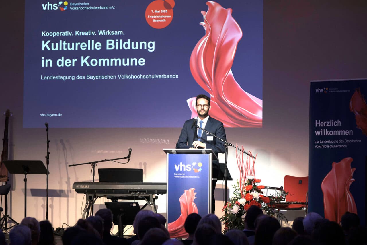 OB Dr. Zippel steht auf einer Bühne hinter einem Rednerpult. | Foto: Alescha Birkenholz/bvv