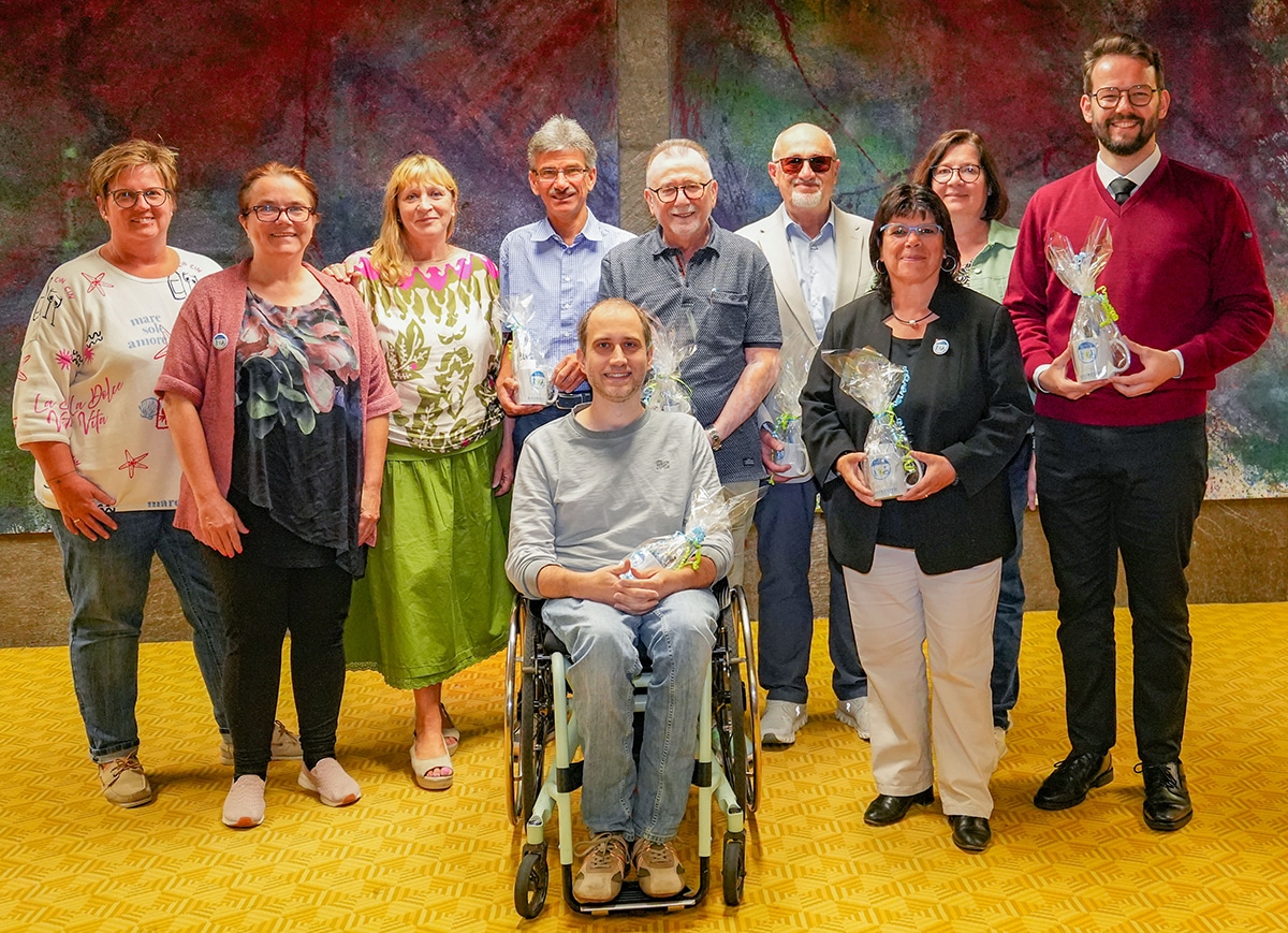 Bei der konstituierenden Sitzung des Behindertenbeirats der Stadt Bayreuth wurden die Vorsitzenden und der Arbeitsausschuss gewählt: (v. li.) Ines Neuner (Stadtverwaltung), Behindertenbeauftragte Bettina Wurzel, Margit Lebershausen (Stadtverwaltung), Thomas Kufner, Matthias Siebert und Roland Reiß (alle Arbeitsausschuss), 1. Vorsitzender Reinhold Richter, Dolores Longares-Bäumler (Arbeitsausschuss), Sozialreferentin Manuela Brozat und Oberbürgermeister Dr. Andreas Zippel.