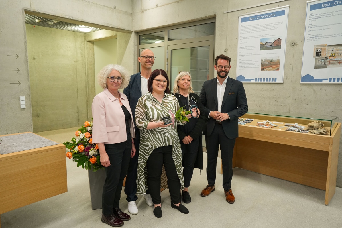 Oberbürgermeister Dr. Andreas Zippel (re.), Baureferentin Urte Kelm (li.) und Hochbauamtsleiter Björn Chilla (2. v. li.) überreichten bei der offiziellen Einweihung des neuen Stadtarchivs der Stadt Bayreuth symbolisch den Schlüssel an Archivleiterin Carolin Baumann (3. v. li.) und Dienststellenleiterin Martina Ruppert (2. v. re.). Foto: Stadt Bayreuth