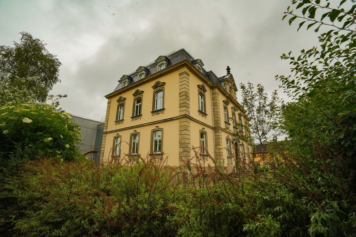 In der ehemaligen und komplett sanierten Leers’schen Villa aus dem Jahr 1901 sind die Büros der Mitarbeiterinnen und Mitarbeiter des Archivs sowie weitere Arbeitsräume untergebracht. Foto: Stadt Bayreuth