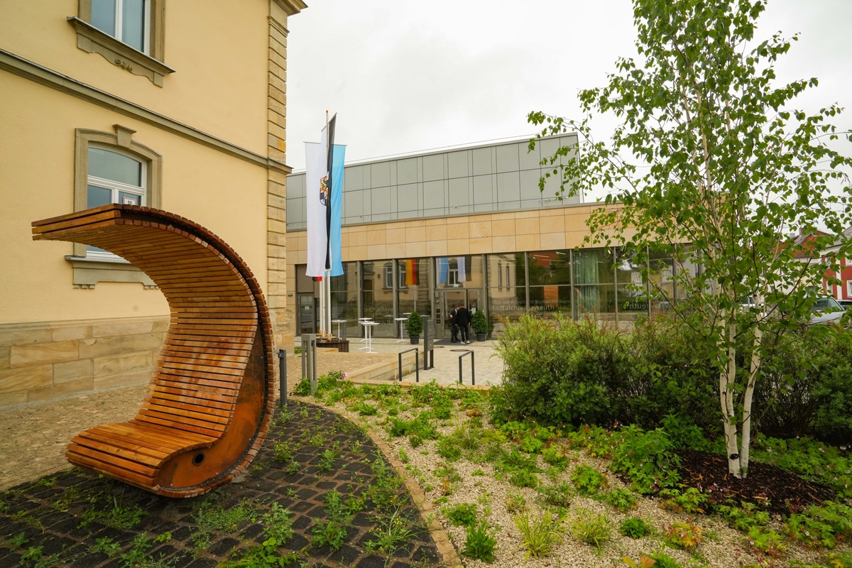 Im neuen Stadtarchiv findet sich auf rund 2.300 Quadratmetern Nutzfläche genug Platz für das Gedächtnis der Stadt Bayreuth. Auch der Garten lädt zum Verweilen ein. Foto: Stadt Bayreuth