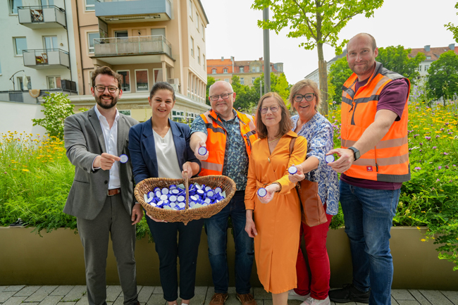 Mit der Ausgabe von Taschenaschenbechern möchte die Stadt Raucherinnen und Raucher dazu motivieren, ihre Zigarettenreste umweltgerecht zu entsorgen. Darauf hoffen: (v. li.) Oberbürgermeister Dr. Andreas Zippel, BAT-Standortleiterin Tina Popp, der Leiter des Stadtbauhofs, Bernd Sellheim, die Stadträtinnen Sabine Steininger und Gabriele Hemmer (beide Bündnis 90/Die Grünen) sowie Oliver Thomä, Sachgebietsleitung Stadtreinigung der Stadt Bayreuth | Foto: Stadt Bayreuth