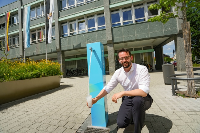 „Das Leitungswasser des Trinkwasserbrunnens der Stadtwerke Bayreuth vor dem Neuen Rathaus ist an heißen Tagen das erste Mittel der Wahl, um sich zu erfrischen“, sagt Bayreuths Oberbürgermeister Dr. Andreas Zippel. Foto: Stadt Bayreuth