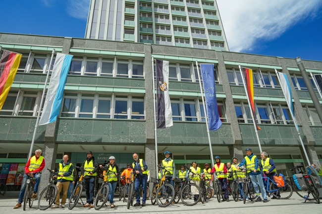 Vom Neuen Rathaus startete die Bewertungskommission mit den Mitarbeitenden der Stadtverwaltung zur Exkursion, um zahlreiche Maßnahmen der Stadt zur Förderung des Radverkehrs zu besichtigten. Foto: Stadt Bayreuth
