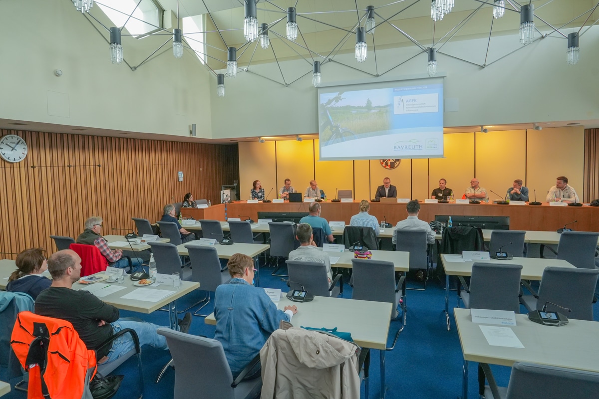 2. Bürgermeister Stefan Schuh begrüßte die Bewertungskommission, welche die anschließende Präsentation der zahlreichen Maßnahmen als „hervorragend“ lobte. Foto: Stadt Bayreuth
