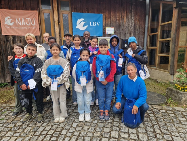 Zehn Kinder mit internationaler Familiengeschichte erlebten dank einer großzügigen Spende des Kiwanis Club Bayreuth-Obermain im Rahmen des Projekts „Inklusionskinder treffen Integrationskinder“ einen spannenden Nachmittag im Umweltbildungszentrum Lindenhof in Bayreuth. Foto: Stadt Bayreuth