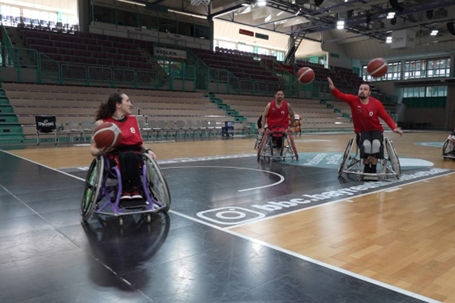 Rollstuhlbasketballer beim Bällewerfen