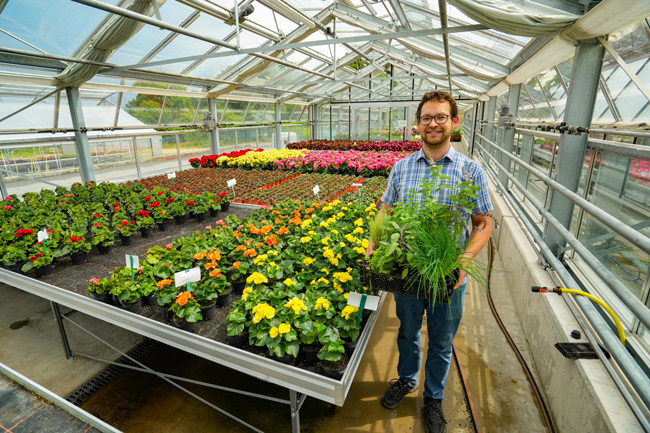 Gärtnermeister Harald Gräbner verrät im Gartentipp des Stadtgartenamtes für den Juni, wie ein Balkon in einen aromatischen Kräutergarten verwandelt werden kann. Foto: Stadt Bayreuth