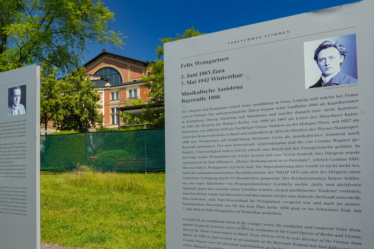 Blick auf das Festspielhaus, im Vordergrund Ausstellungstafeln. | Foto: Stadt Bayreuth