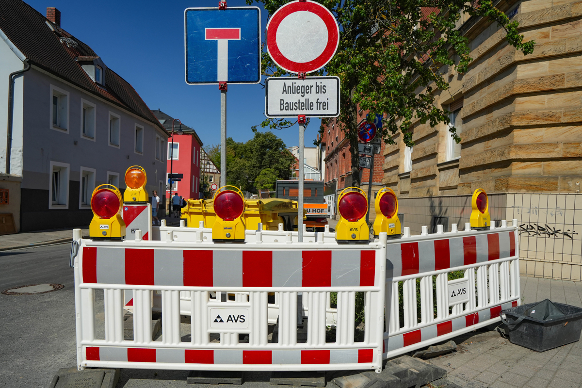 Absperrbaken und Straßensperrschild vor einer Baustelle. Foto: Stadt Bayreuth