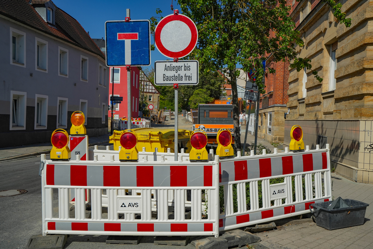 Absperrbaken und Straßensperrschild vor einer Baustelle. Foto: Stadt Bayreuth