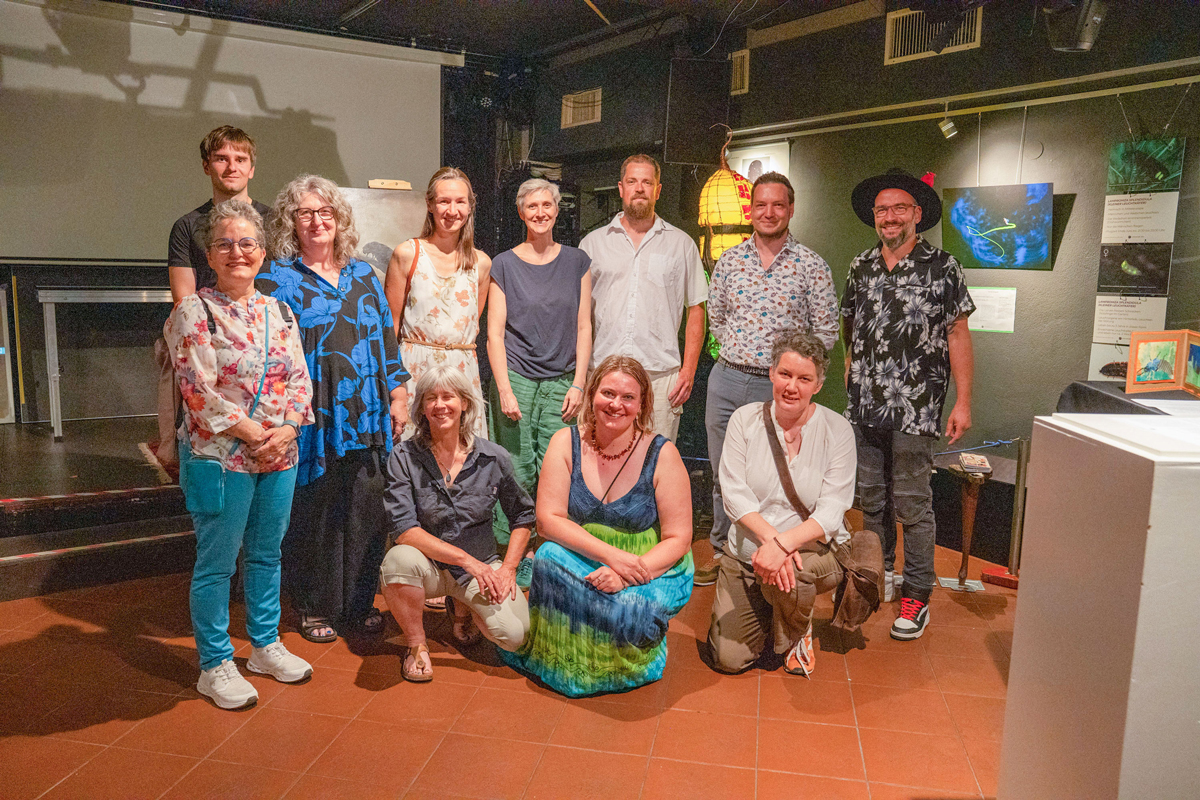 Für die Ausstellung waren Künstlerinnen und Künstler aus ganz Deutschland nach Bayreuth angereist. Von links: Stefanie Mörk (Schwarzwald), Mattis Richter (Dresden), Susanne Scharff (Fränkische Schweiz), Linda Embacher (Biberach), Miriam Linda Weiß (Nordfriesland), Evi Wackerle (Wasserburg am Inn), Urszula Widzgowska (Kissing), Volker Bauer (Rhön), Christoph Michl (München), Eva Ehren (Nordrhein-Westfalen) und Johnny Donnaray (Spessart). Foto: Adriane Lochner