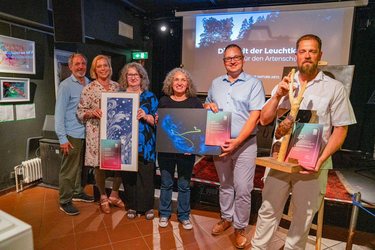 Bei der Preisverleihung (v.li): Jens Wagner vom Kunst- und Kulturhaus Neuneinhalb, Eva Rundholz von der Regionalentwicklung Bayreuth, Preisträgerin Susanne Scharf mit ihrem Werk „Ein Sommernachtstraum“ (LoNa-Artenschutzpreis) Adriane Lochner von Love Nature Arts, Zweiter Bürgermeister der Stadt Bayreuth, Stefan Schuh, mit dem Werk „Lichtspur im Wald“ von Preisträger Lars Beygang (LoNa-Zukunftspreis), Preisträger Volker Bauer mit seinem Werk „Hoffnungsschimmer - Wo Käfer leuchten, schlägt das Herz der Natur“ (LoNa-Wirkungspreis) Foto: Annika Natus