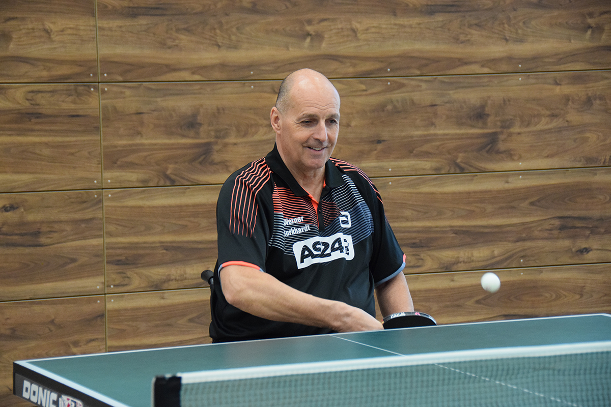 Werner Burkhardt beim Tischtennisspielen