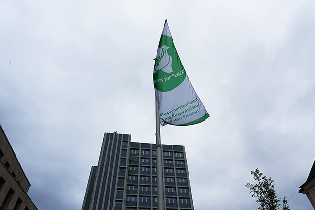 Flagge mit dem Rathaus im Hintergrund