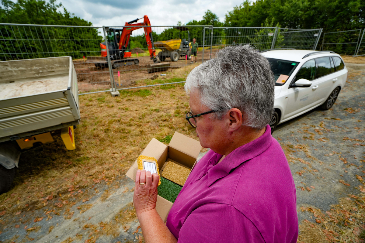 Projektleiterin Annegret Läkamp vom Stadtgartenamt der Stadt Bayreuth mit verschiedenen Mustern des Kunststoffbodens, der Verletzungen bei Stürzen minimieren soll. Foto: Stadt Bayreuth