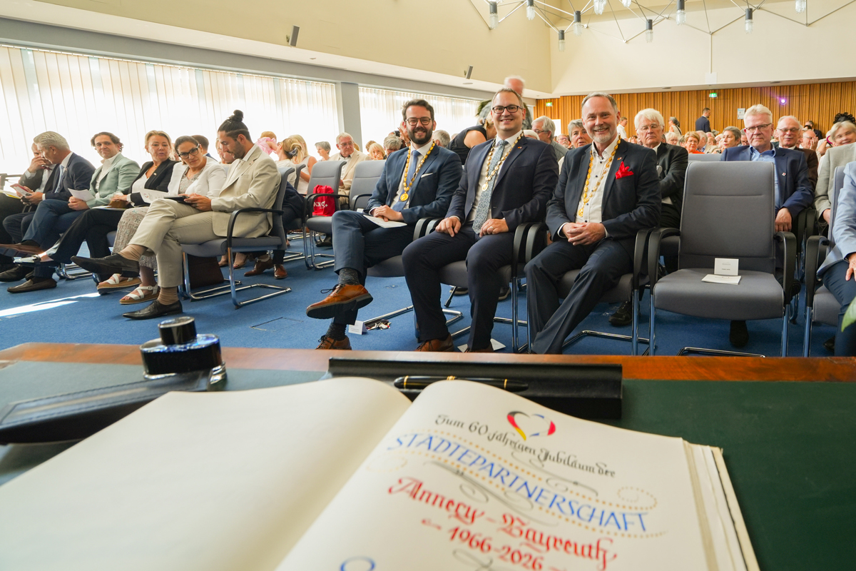 Am Freitag, 3. Juli, hat die Stadt Bayreuth im Rahmen eines Festaktes das 60-jährige Bestehen der Städtepartnerschaft mit Annecy gefeiert. Foto: Stadt Bayreuth