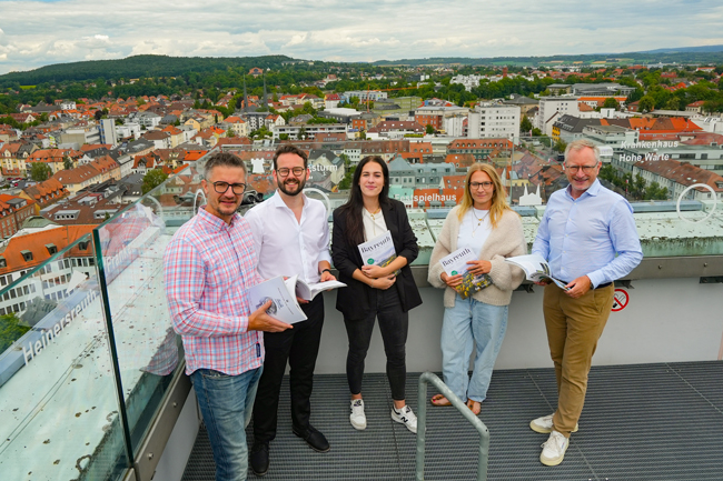 Sie freuen sich über eine sehr gelungene Ausgabe des Bayreuth Magazins 2026/2027: (v. re.) GMK-Geschäftsführer Jörg Lichtenegger, Katrin Teichmann (GMK), Annika Horn (GMK), Oberbürgermeister Dr. Andreas Zippel und Projektleiter Daniel Sutter (GMK). Foto: Stadt Bayreuth