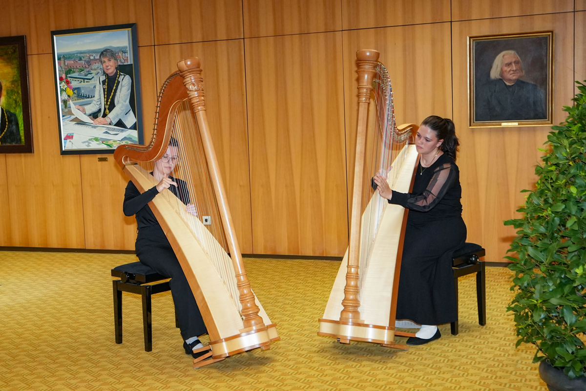 Das Harfenduo der Städtischen Musikschule, Antonia Wassermann (li.) und Maxima Ritter, sorgte für die musikalische Umrahmung. Foto: Stadt Bayreuth