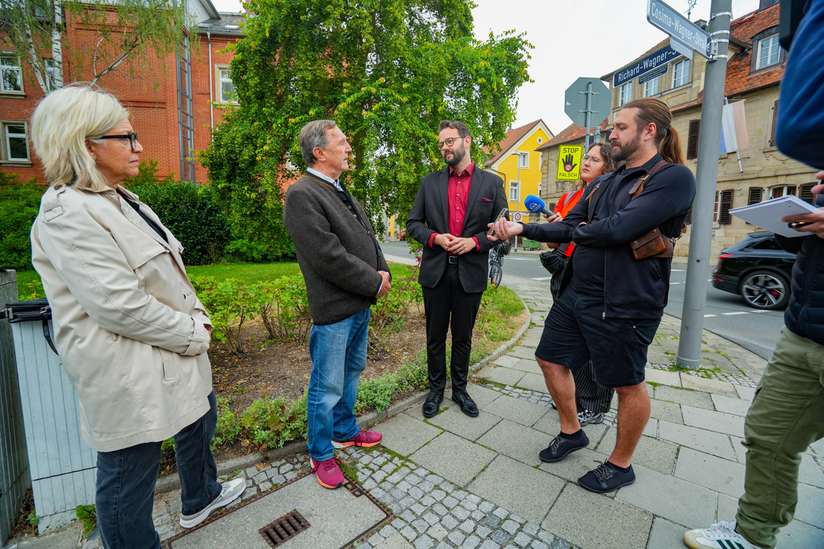Oberbürgermeister Dr. Andreas Zippel (Mitte), der langjährige Landtagsabgeordnete und Altstadtrat Dr. Christoph Rabenstein (2. v. li.) sowie der Leiterin des Historischen Museums, Martina Ruppert (li.), im Gespräch mit Journalisten. Foto: Stadt Bayreuth