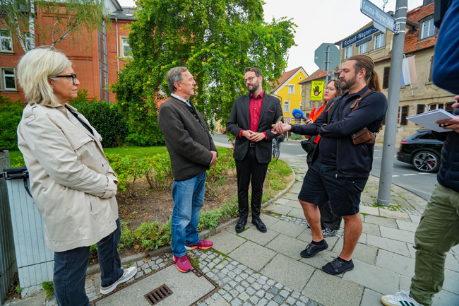 Oberbürgermeister Dr. Andreas Zippel (Mitte), der langjährige Landtagsabgeordnete und Altstadtrat Dr. Christoph Rabenstein (2. v. li.) sowie der Leiterin des Historischen Museums, Martina Ruppert (li.), im Gespräch mit Journalisten. Foto: Stadt Bayreuth