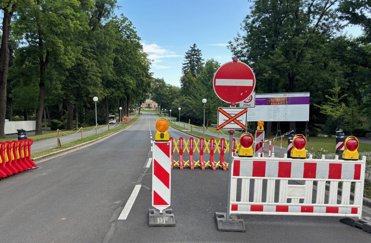 Blick auf die gesperrte Auffahrt zum Festspielhaus Bayreuth. | Foto: Stadt Bayreuth