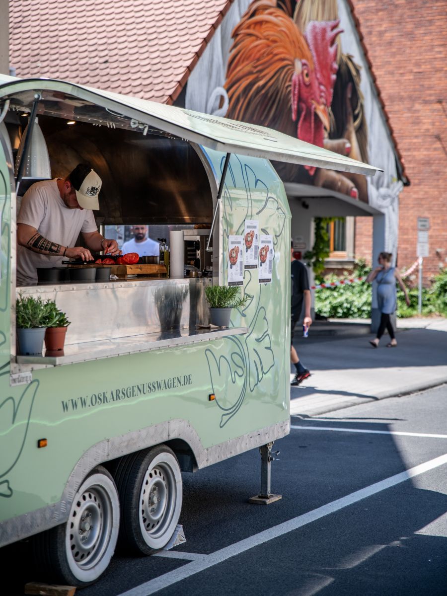 ein lindgüner Foodtruck mit geöffnete Verkaufsfenster steht in der Richard-Wagner-Straße